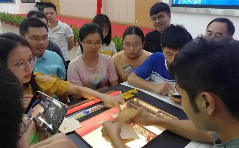 理論課結(jié)束之后，就是對理論進行應用。謝老師帶著培訓班學員們進行機器實踐操作，體現(xiàn)造物的樂趣