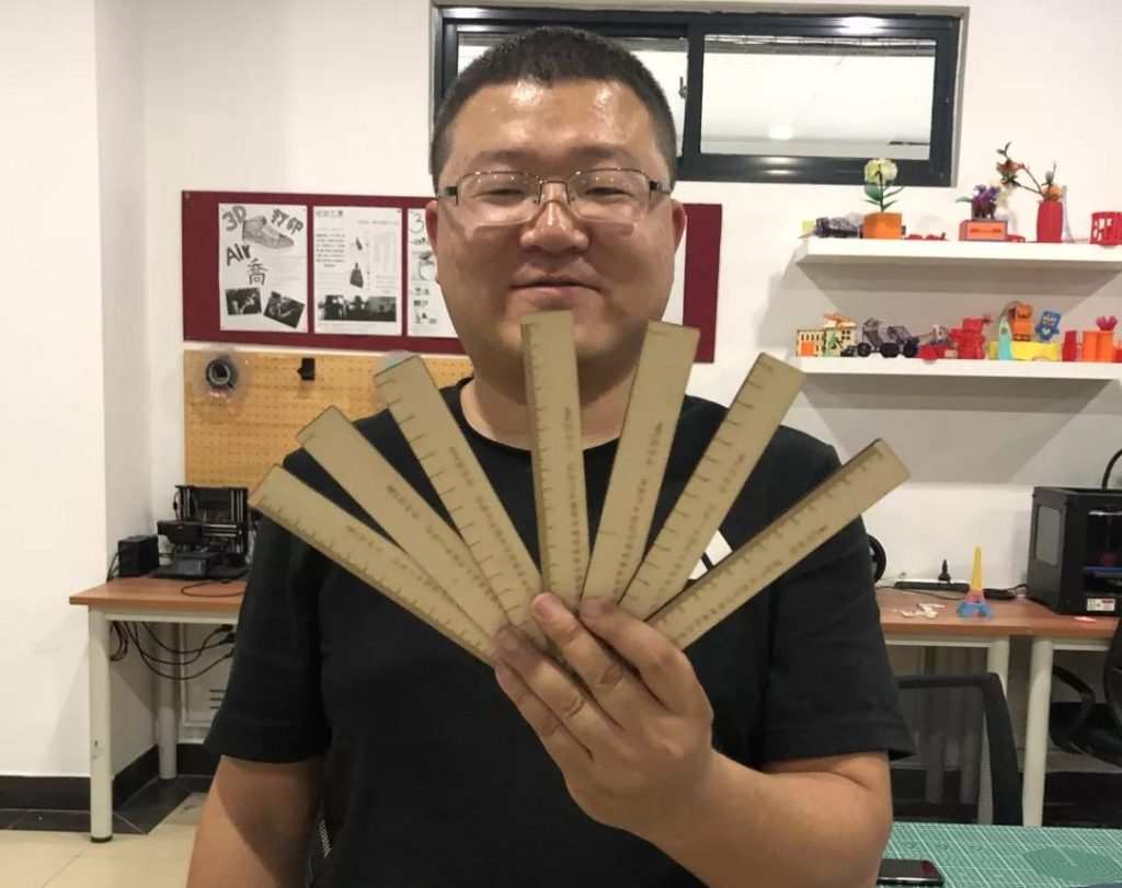 培訓班的學員們展開激光創(chuàng)客類、STEAM類綜合實踐課程教學和實踐。